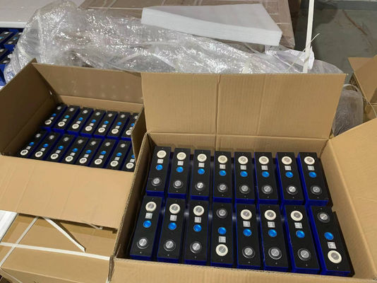 3.2V 100Ah LiFePO4 Cellule prismatique EVE Batterie de stockage d'énergie solaire pour la maison